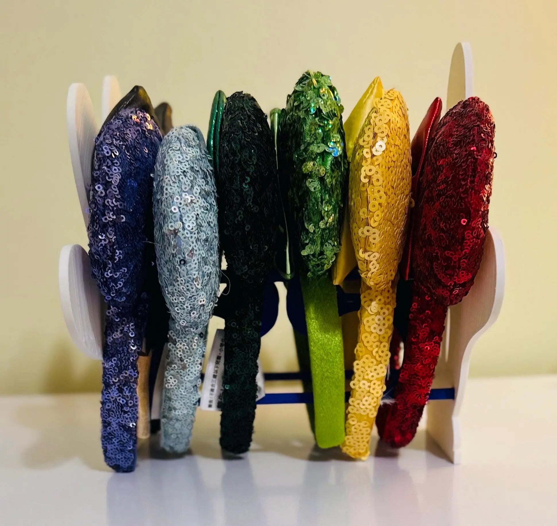 Ears headband holder (glove)