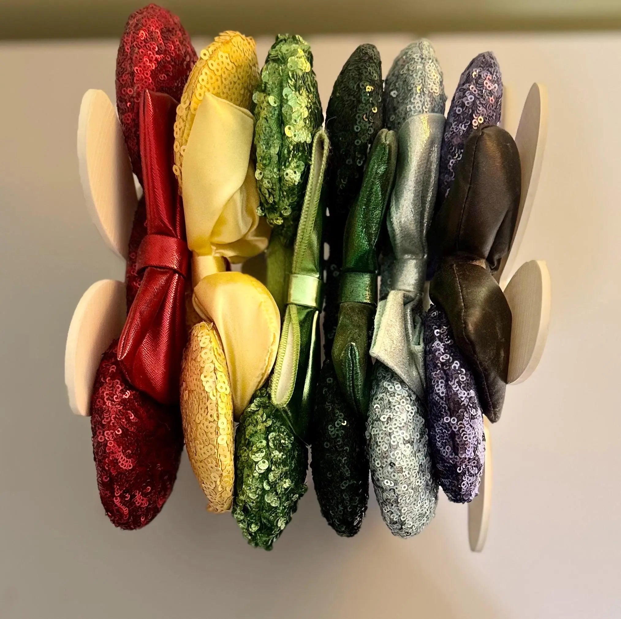 Ears headband holder (glove)